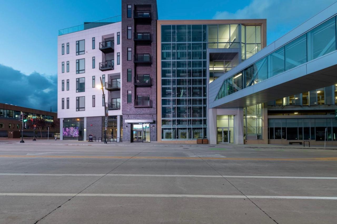 Modern 1Br Apt With Skywalk To Fiserv, Rooftop, And Parking Milwaukee Exterior photo