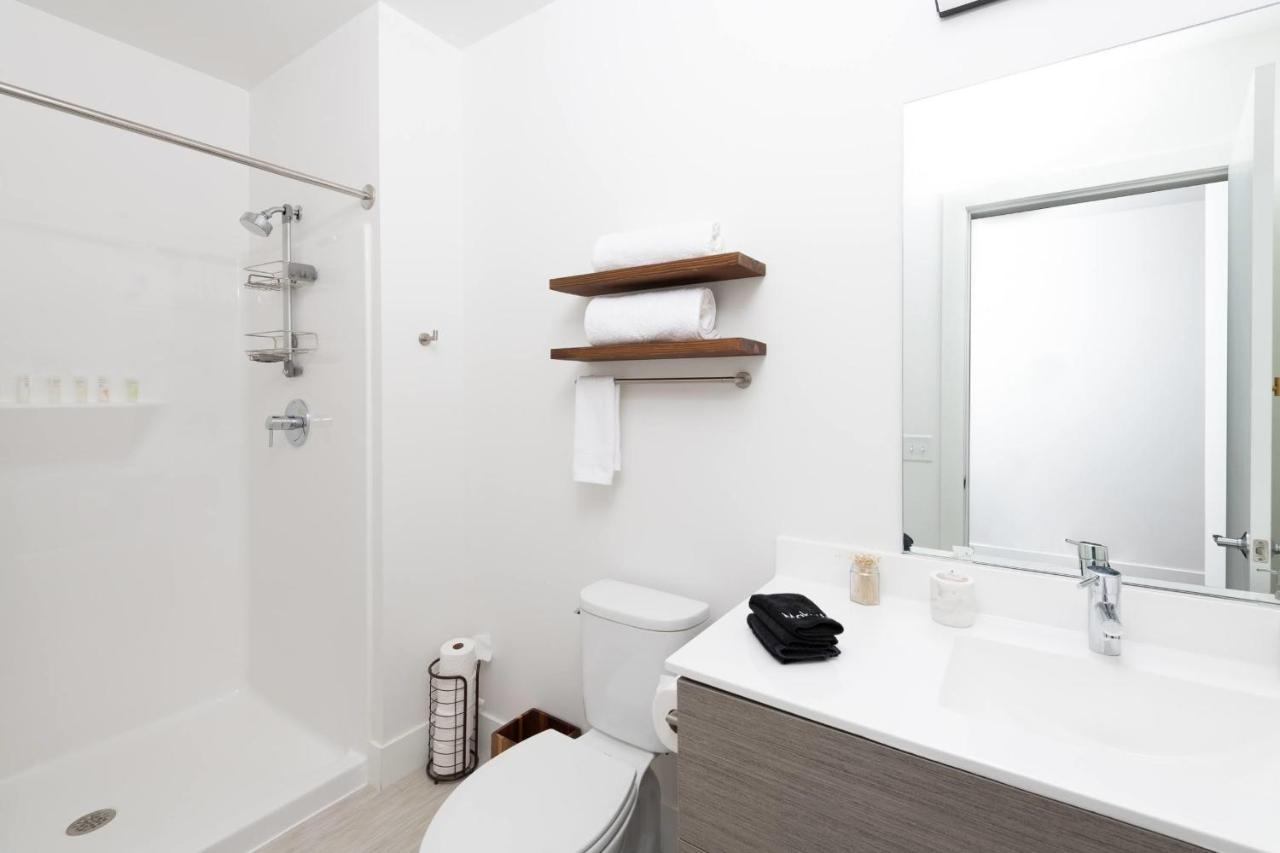 Modern 1Br Apt With Skywalk To Fiserv, Rooftop, And Parking Milwaukee Exterior photo